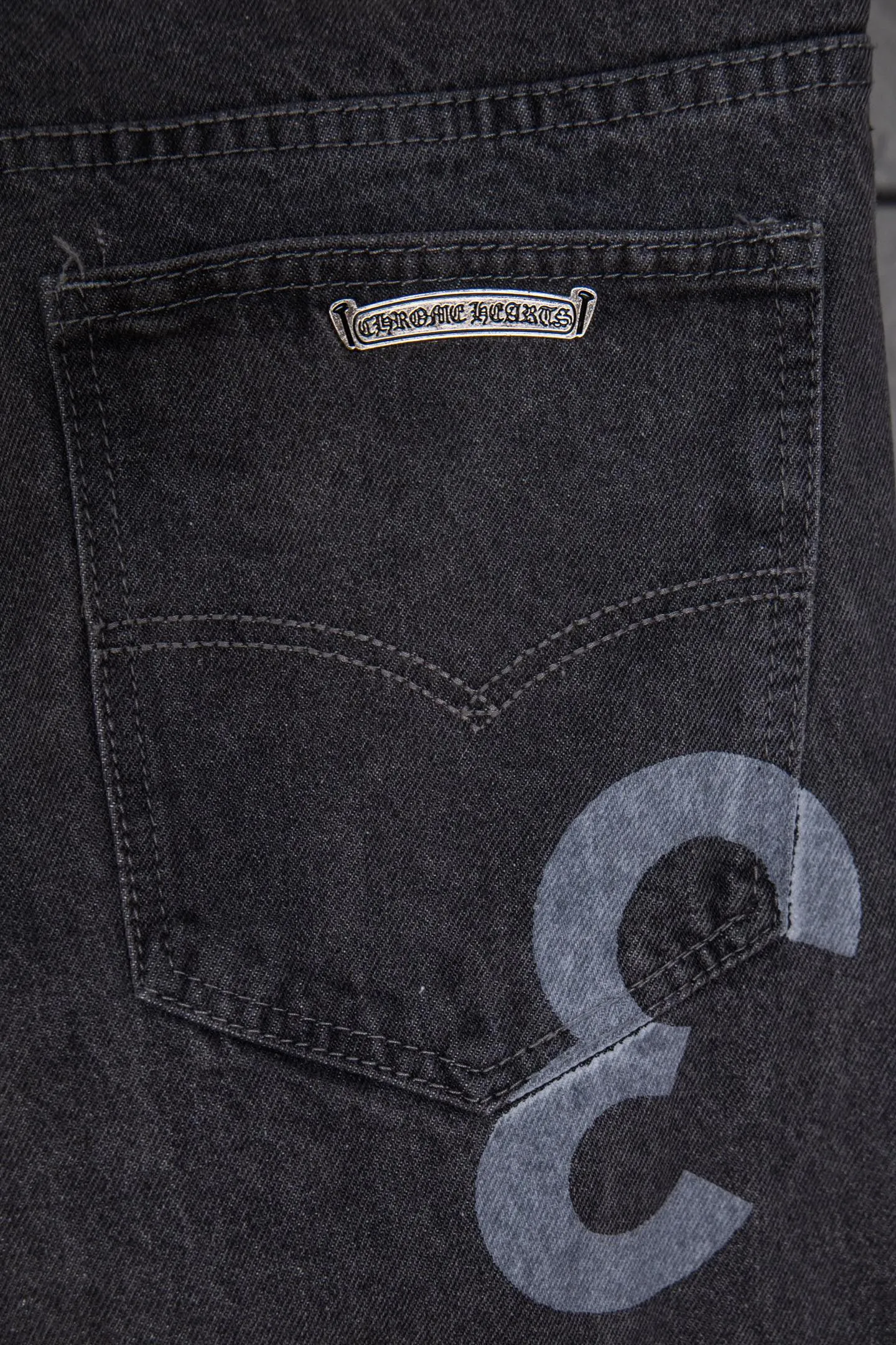 P260 Chrome Hearts Chrome Hearts 24SS official website limited edition purple cow spray-painted graffiti leather jeans!  🛍️As an Online limited edition, it attracted a lot of attention as soon as it debuted. The black and purple cross-stitched leather design brings a cool and mysterious atmosphere, and every stitching shows a unique taste. The limited edition graffiti spray painting is casual and bold, just like wearing street art on your body, and you will never miss it when walking on the road.  Straight and loose fit, suitable for various body shapes, casual and cool online. Genderless design, both boys and girls can easily control it, easily create a super trendy feeling, and directly maximize the fashion expression!  Black and gray color 🔘, low-key but hidden edge, perfect for versatility, whether paired with a simple white T-shirt or a personalized printed top, it can make you the focus of the street.  Size covers M-XXL (corresponding to sizes 30-36)